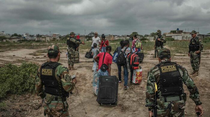 Miembros de la policía de Perú controlan el paso de migrantes venezolanos que intentan cruzar la frontera de Perú por la orilla del río Zarumilla, junto a Ecuador , en una fotografía de archivo. Foto: EFE