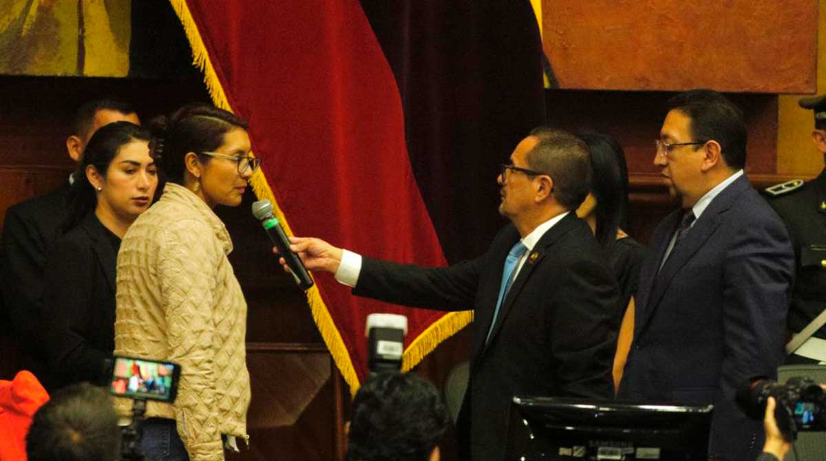 Pilar Llano en el juramento para asumir como asambleísta principal. Foto: Patricio Terán / EL COMERCIO