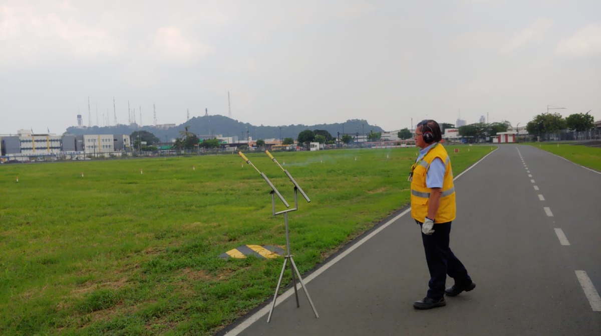 The use of fireworks is permitted to scare birds in the Guayaquil airport area