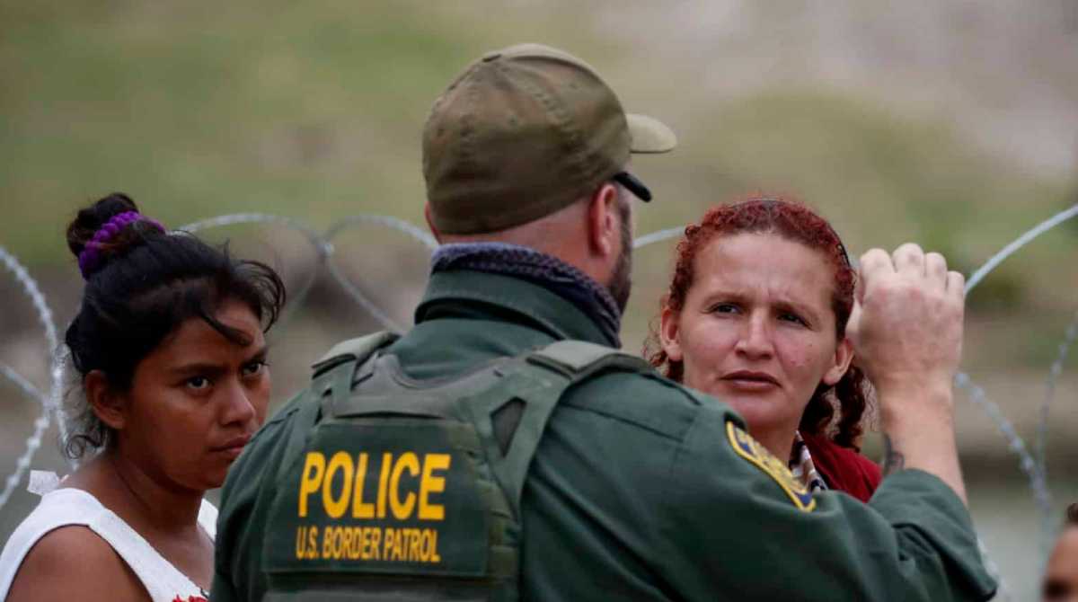 Personal de migración durante sus controles fronterizos entre México y Estados Unidos. Foto: Cortesía