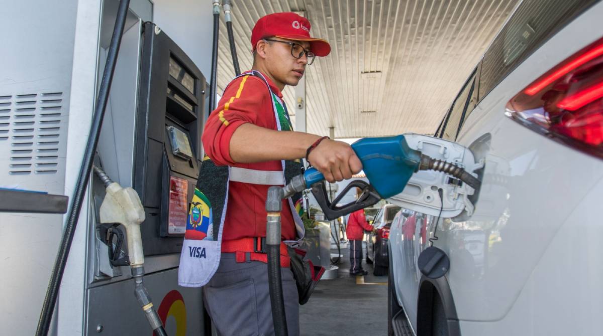 El precio de las gasolinas súper y ecoplus se actualizan mensualmente, porque su costo se encuentra liberado. Foto: Archivo / El Comercio.