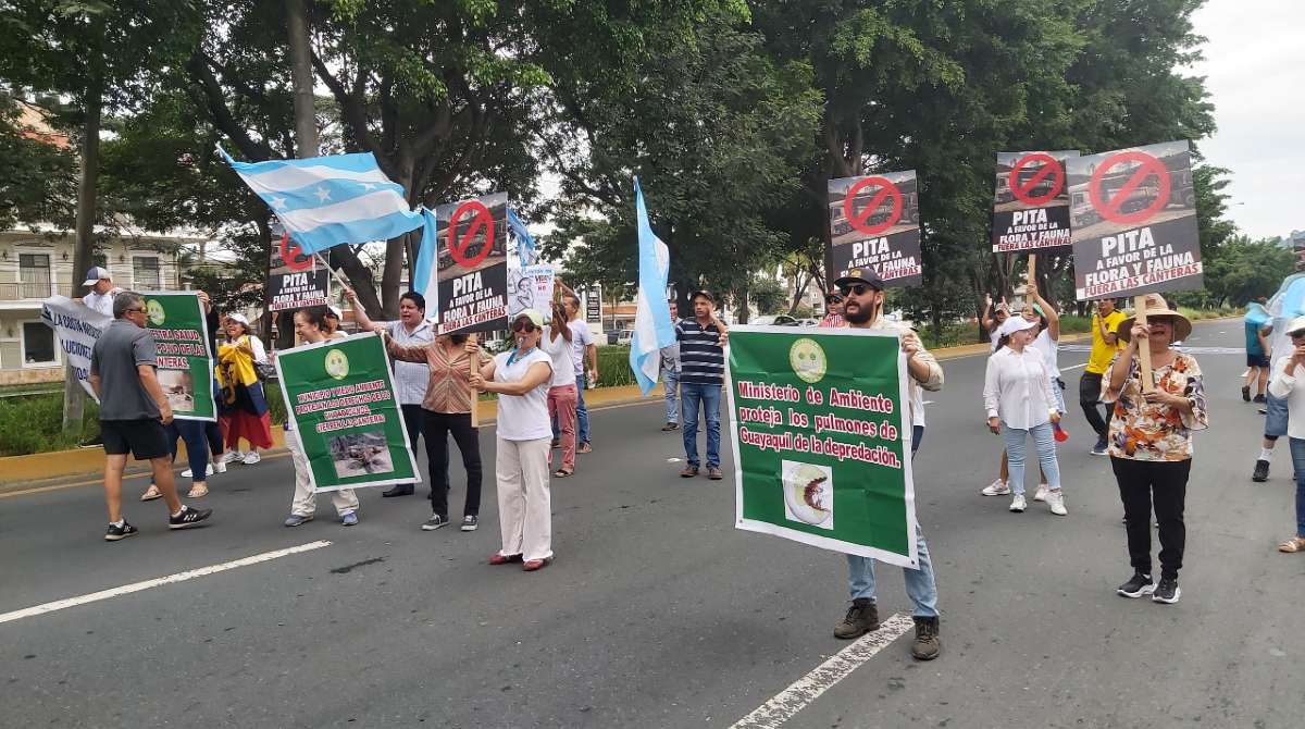 Moradores en la Vía a la Costa se unieron a la protesta pacífica con carteles y pancartas. Foto: Juan C. Holguin / EL COMERCIO