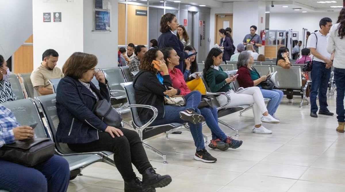 Ciudadanos esperan su turno en la matriz del Registro Civil de la avenida Amazonas para obtener el pasaporte este sábado 20 de mayo. Foto: Carlos Noriega / EL COMERCIO