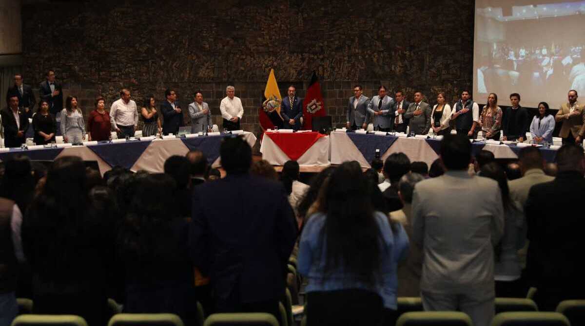Previo a finalizar la sesión, el alcalde Pabel Muñoz reconoció el espíritu democrático en el Salón de la Ciudad. Foto: Redes sociales