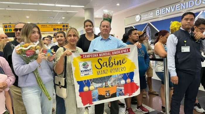 Familiares y amigos de Sabine Manz llegaron con carteles y flores, Foto: Ministerio del Deporte