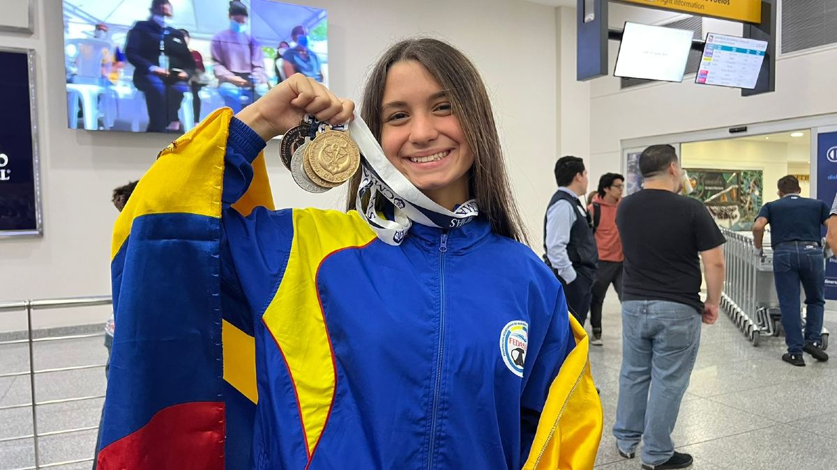 Sabine Manz llegó al aeropuerto de Guayaquil y exhibió con orgullo sus medallas. Foto: Ministerio del Deporte