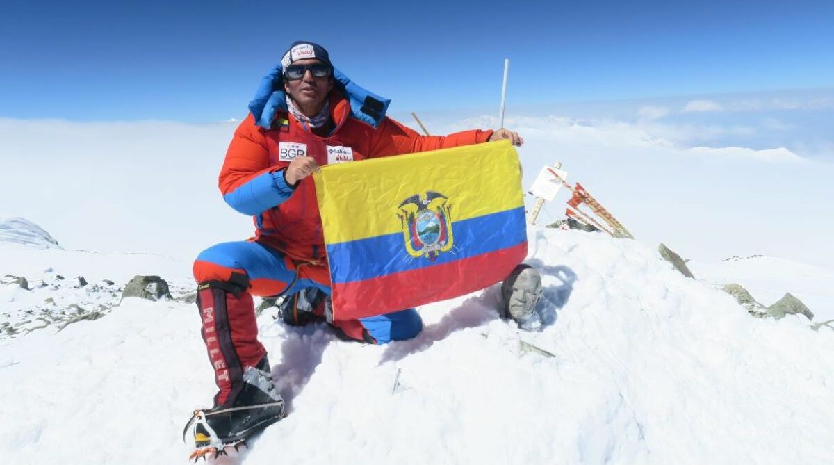 Santiago Quintero muestra la bandera de Ecuador en el pico Lenin. Foto: Cortesía Santiago Quintero