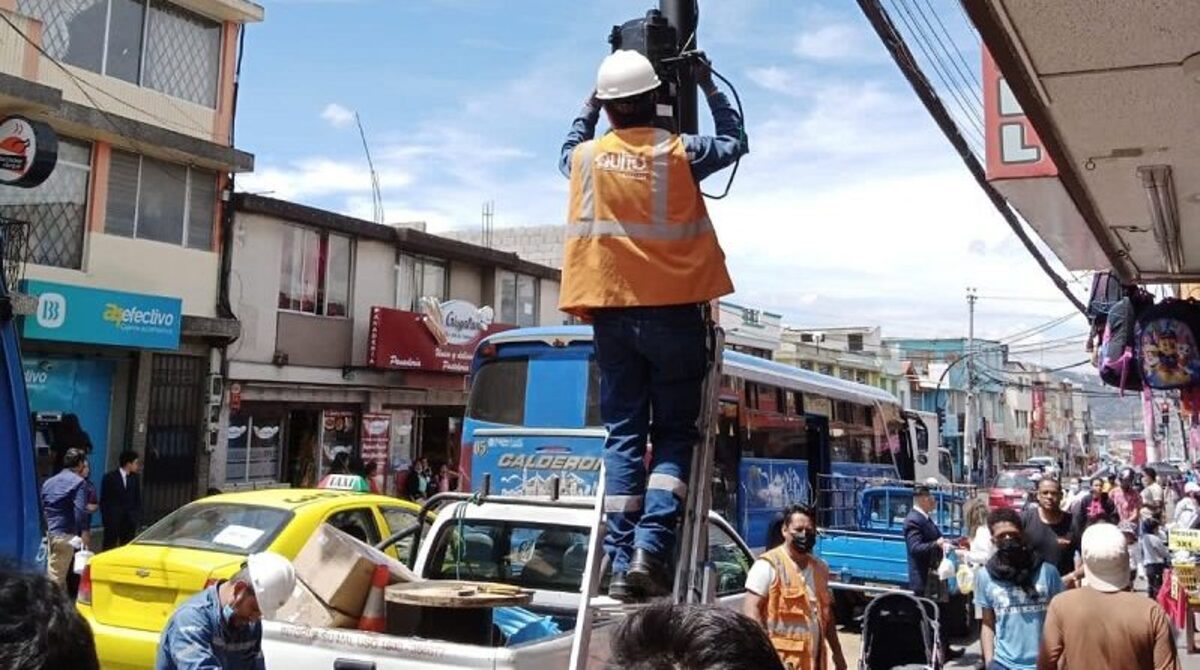 En Calderón se colocó una intersección semaforizada en lo que va del año. Foto: Quitoinforma