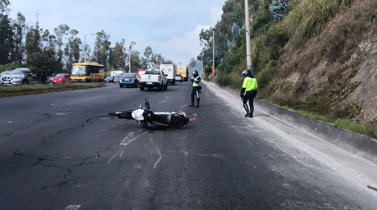 Una persona perdió la vida en un siniestro de tránsito en la av. Simón Bolívar. Foto: Twitter AMT