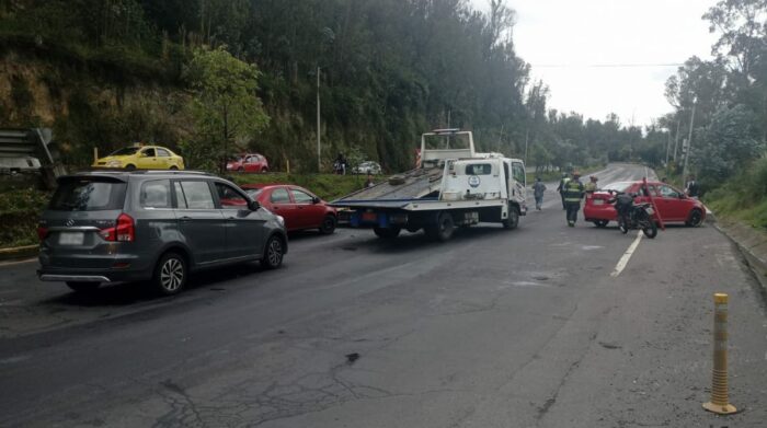 Paramédicos del Cuerpo de Bomberos de Quito brindaron atención a las cuatro personas afectadas. Foto: Twitter / AMT