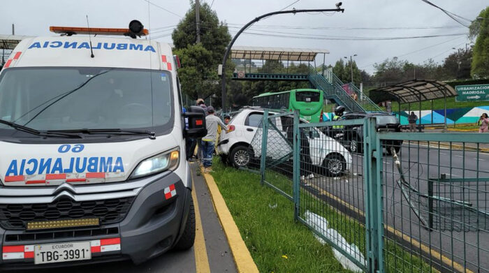 Un siniestro de tránsito en el sector de El Madrigal hizo suspender el paso en la autopista Rumiñahui, en sentido Quito- valle. Foto: Twitter AMT