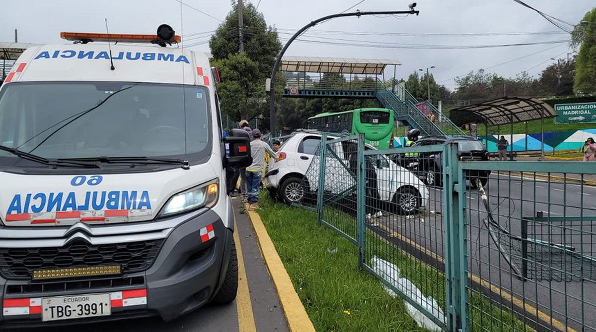 Un siniestro de tránsito en el sector de El Madrigal hizo suspender el paso en la autopista Rumiñahui, en sentido Quito- valle. Foto: Twitter AMT