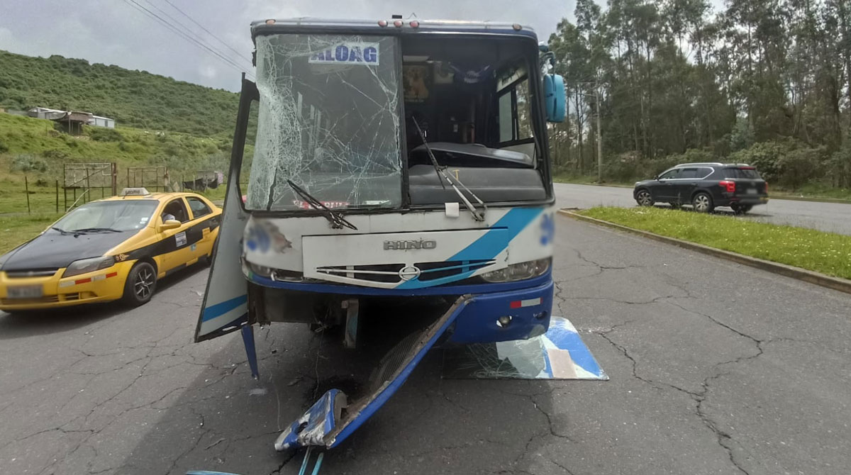 El bus siniestrado quedó en el carril central de la vía con el parabrisas y guardachoques dañado. Foto: Cortesía Policía Nacional