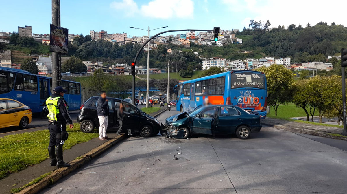 El siniestro vial en el que dos autos se impactaron en la av. Mariscal Sucre generó congestión en el ingreso a los túneles de San Juan, centro de Quito. Foto: Twitter AMT