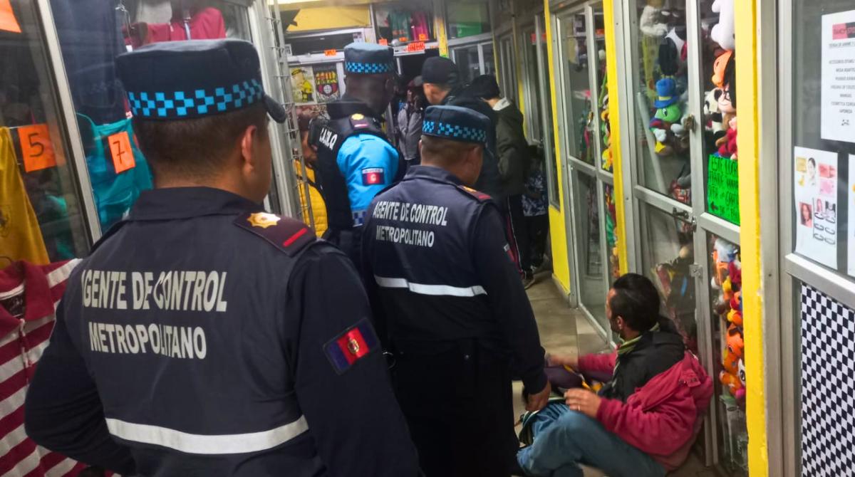 El hombre fue capturado en el interior de la plaza comercial. Foto: Twitter Agentes de Quito