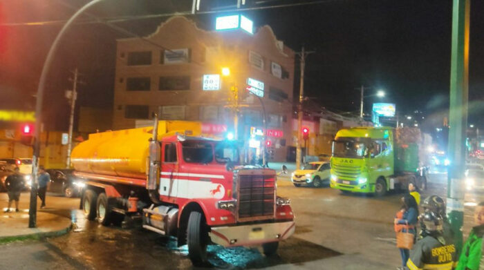 El tanquero siniestrado quedó detenido sobre la vía Eloy Alfaro, la noche del 19 de mayo de 2023. Foto: Twitter AMT