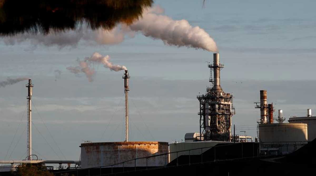Vista de una refinería en Wilmington, California (EE.UU.), en una fotografía de archivo. Foto: EFE
