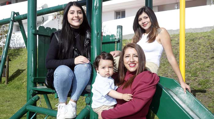 Karina Nolivos junto a sus tres hijos: Camila (23 años), María Augusta (21 años) y Pablo (1 año). Foto: Patricio Terán / EL COMERCIO