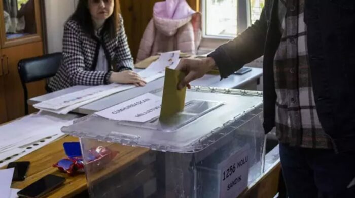 Un hombre vota durante las elecciones parlamentarias y presidenciales celebradas el 14 de mayo en Turquía. Foto: Europa Press