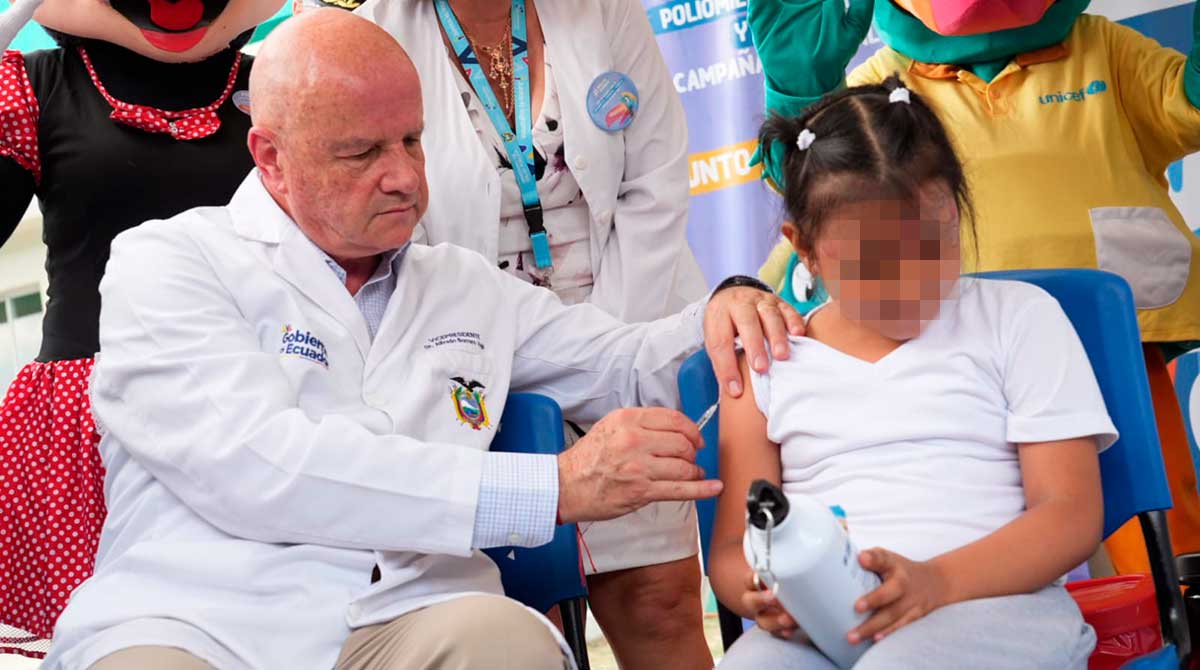 El vicepresidente Alfredo Borrero coloca una vacuna. Foto: Twitter @Salud_Ec