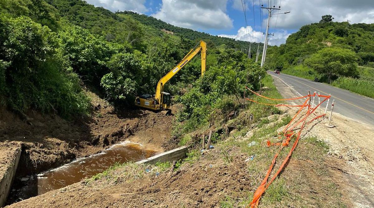 El Ministerio de Obras Públicas desplegó maquinaria para el arreglo de las vías que tienen daños o presentan derrumbes en Ecuador. Foto: Twitter MTOP