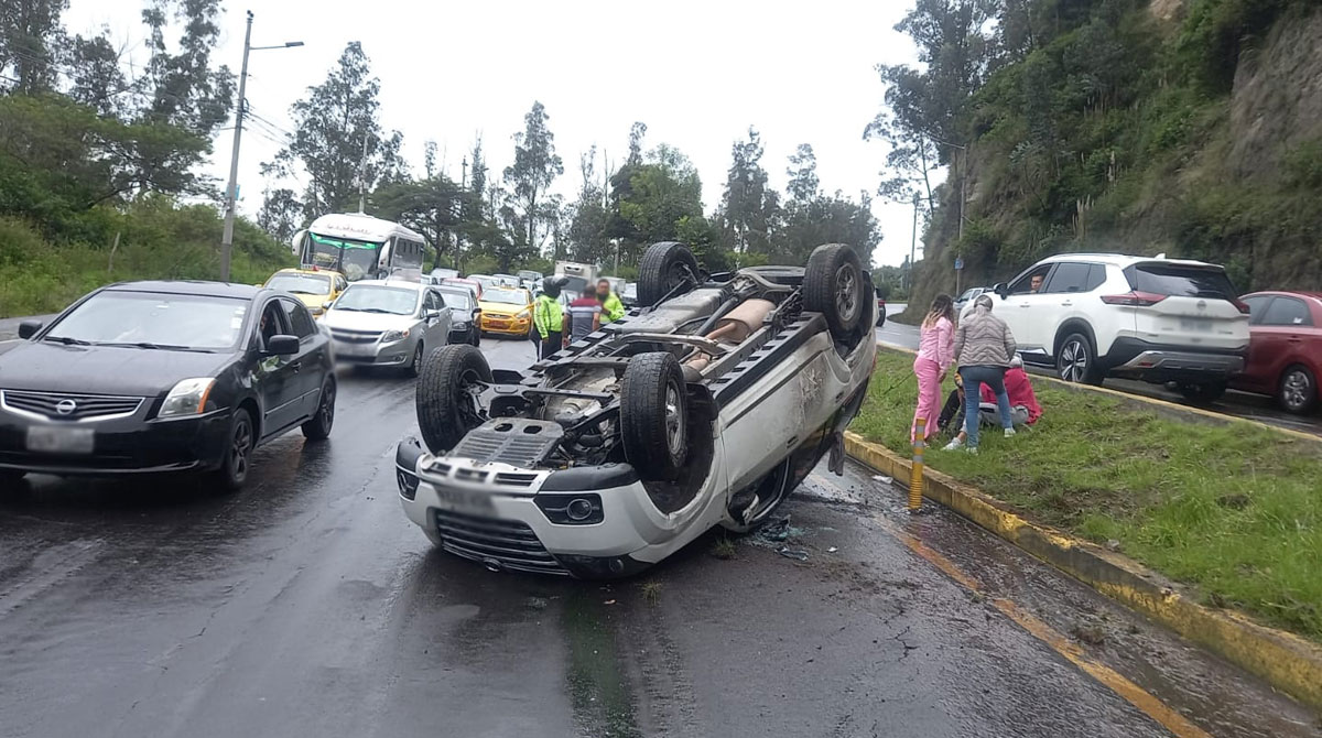 Un vehículo se volcó sobre la avenida Simón Bolívar, a la altura de Guápulo, este lunes 1 de mayo de feriado. Foto: Twitter AMT