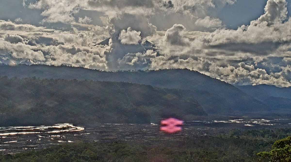 Cerca de la medianoche del domingo, 28 de mayo, se registró en cámares del ECU la expulsión de material piroclástico del volcán Sangay. Foto: Twitter Instituto Geofísico