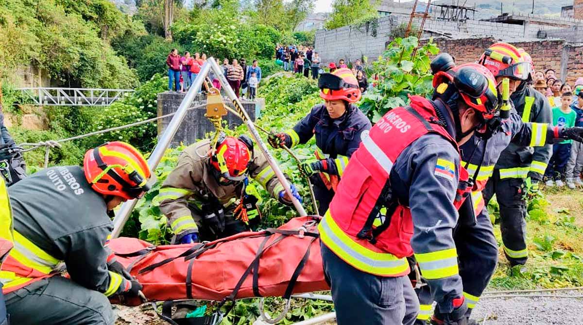 Un automóvil cayó la tarde de este jueves 29 de junio del 2023 a una quebrada en el sector del Camal Metropolitano, sur de Quito