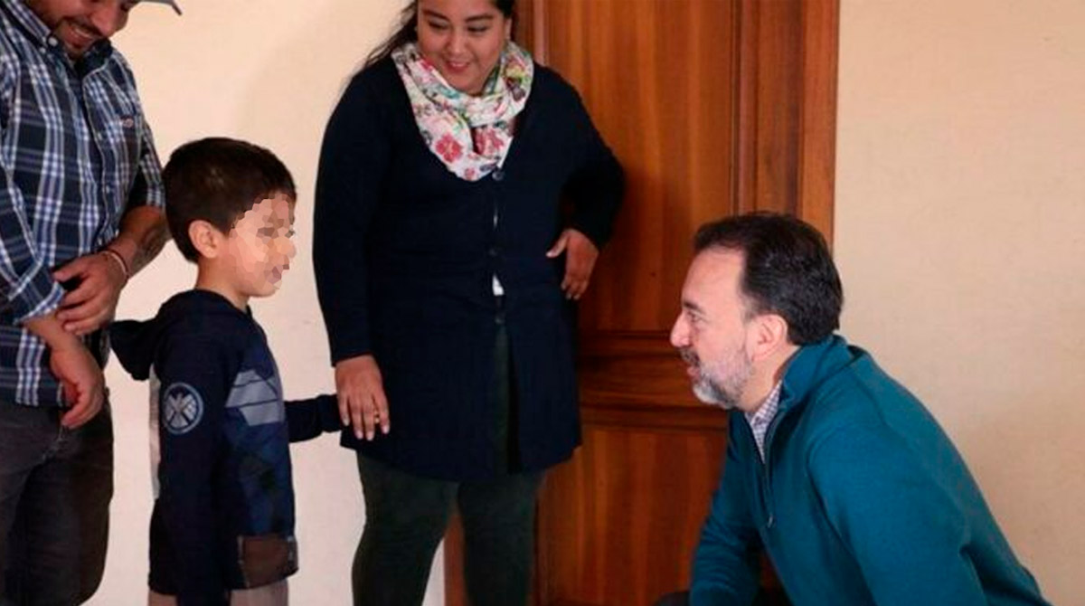 El alcalde Pabel Muñoz visitó al menor y a su familia. Foto: Municipio de Quito