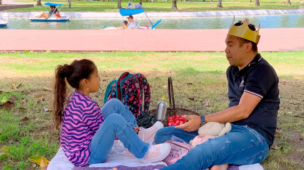 Emilio Medina festeja el Día del Padre con un picnic en el Parque La Carolina junto a su hija Isabella. Foto Carlos Noriega / EL COMERCIO