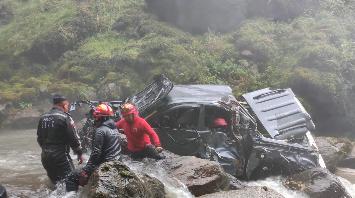 La conductora del vehículo falleció y otra persona resultó herida. Foto: Bomberos Quito