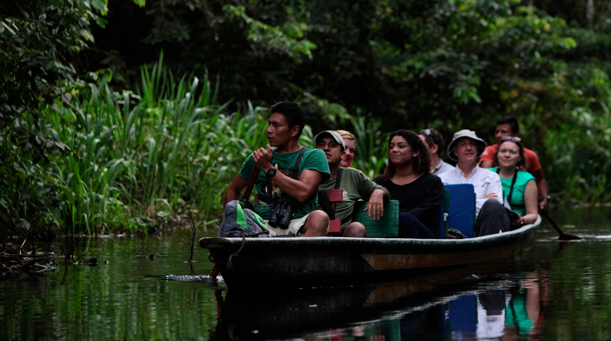 Un grupo de turistas navega por las orillas del río Napo, en el parque Yasuní/ Archivo EL COMERCIO
