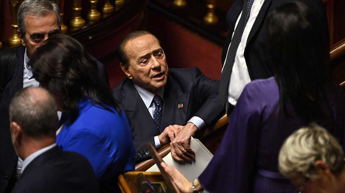 Hubo un tiempo en el que Silvio Berlusconi, fallecido este lunes 12 de junio a los 86 años de edad, se creyó todopoderoso. Foto: EFE