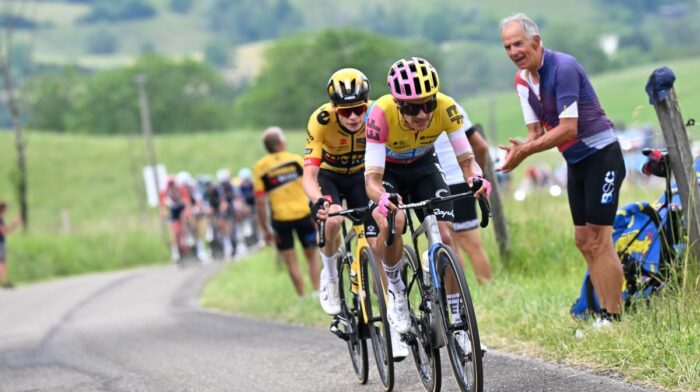 Richard Carapaz y Jonas Vingegaard en la etapa 5 del Critérium del Dauphiné. Foto: @dauphine