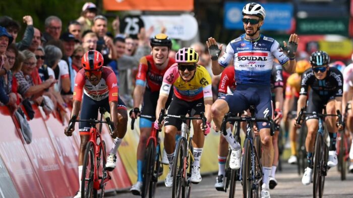 Richard Carapaz fue segundo en la etapa 2 del Critérium del Dauphiné en Francia. Foto: @EFprocycling