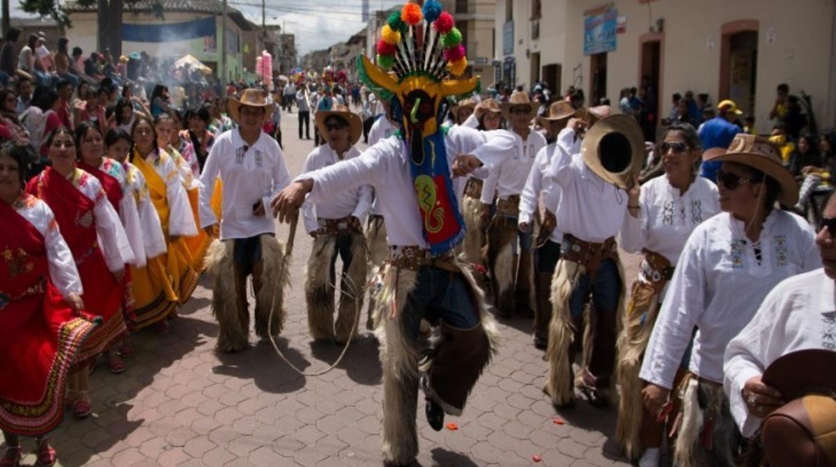 Las fiestas de San Pedro y San Pablo se celebran con colorido, música y baile en parroquias indígenas del Ecuador. Foto: Prefectura de Pichincha