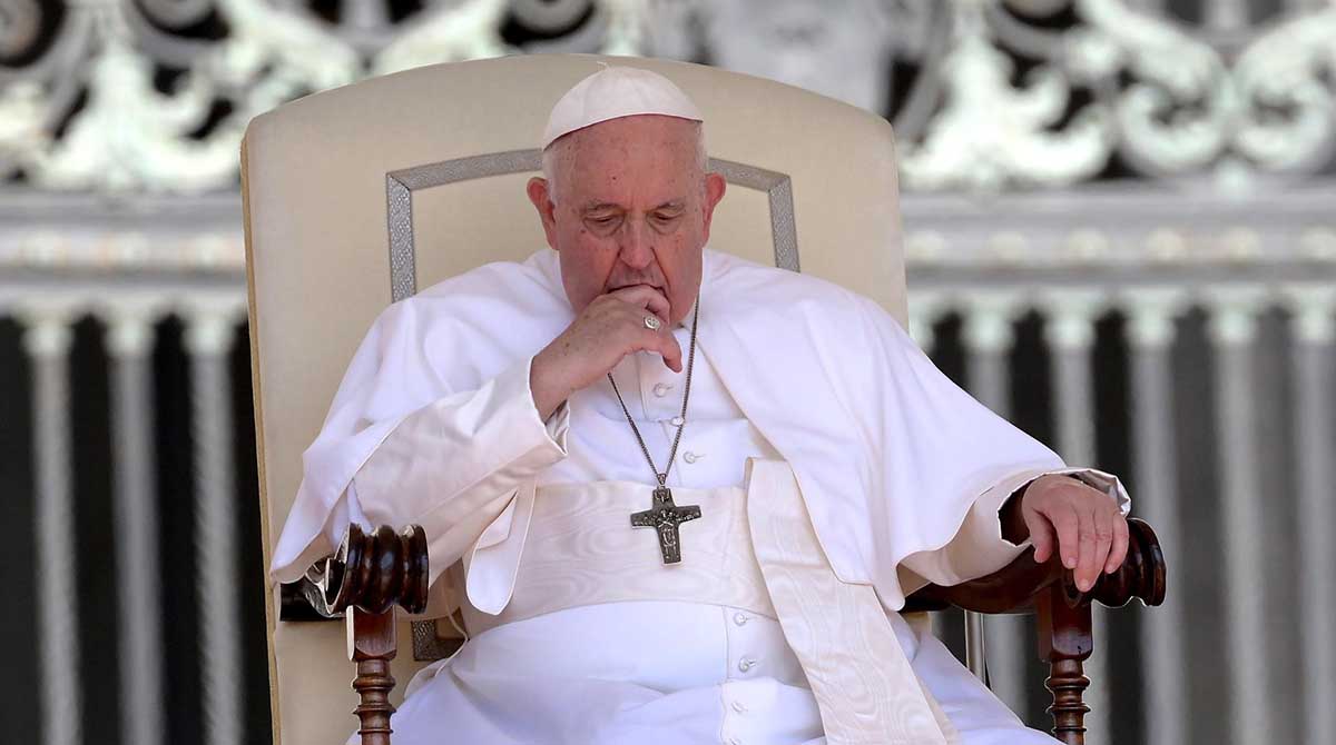 El papa Francisco se disculpó por no leer su discurso en una reunión, debido a los efectos de la anestesia. Foto: EFE