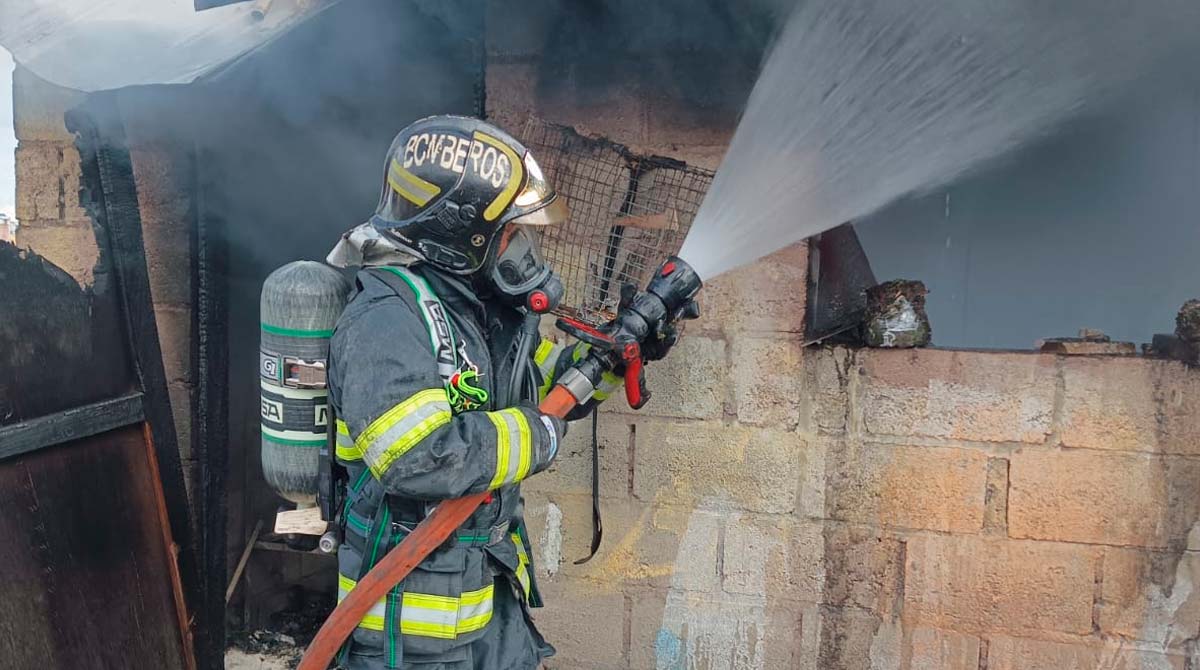 El incendio se produjo en un espacio en el que funcionaba una cocina a leña. Foto: Bomberos de Quito