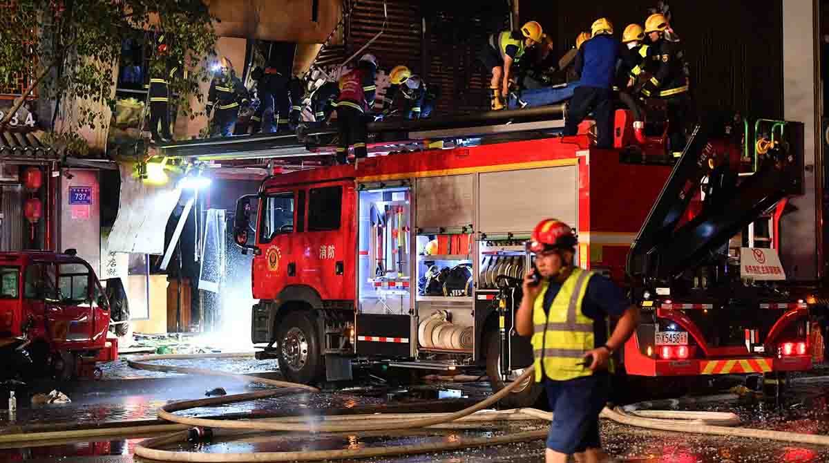 Los bomberos tratan de apagar las llamas en un restaurante de Yinchuan, China, en donde se registra al menos 31 personas fallecidas. Foto: EFE