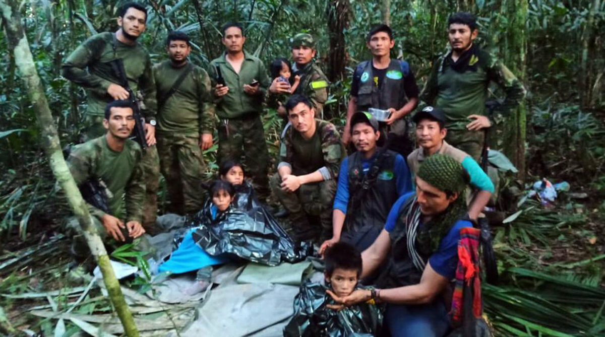 Fotografía cedida por las Fuerzas Militares de Colombia que muestra a soldados e indígenas junto a los niños rescatados tras 40 días en la selva, en Guaviare (Colombia). Foto: EFE
