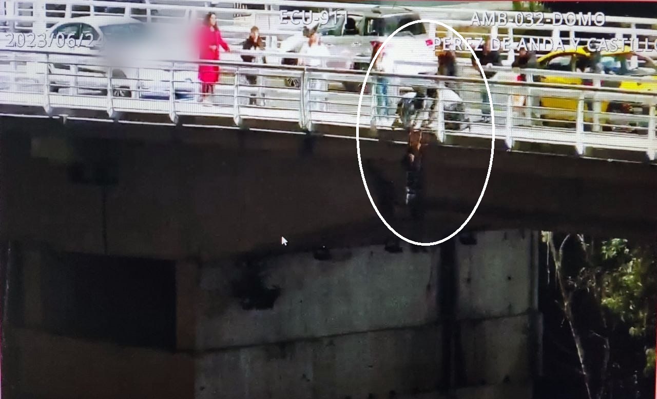 El ECU 911 Ambato recibió la alerta de que un hombre colgaba de un puente. Al parecer intentó suicidarse. Foto: ECU 911