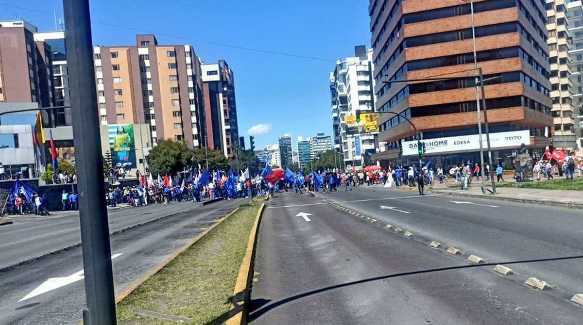 El tramo de la avenida 6 de Diciembre, frente al CNE, se cerró en el norte de Quito. Foto: Twitter AMT