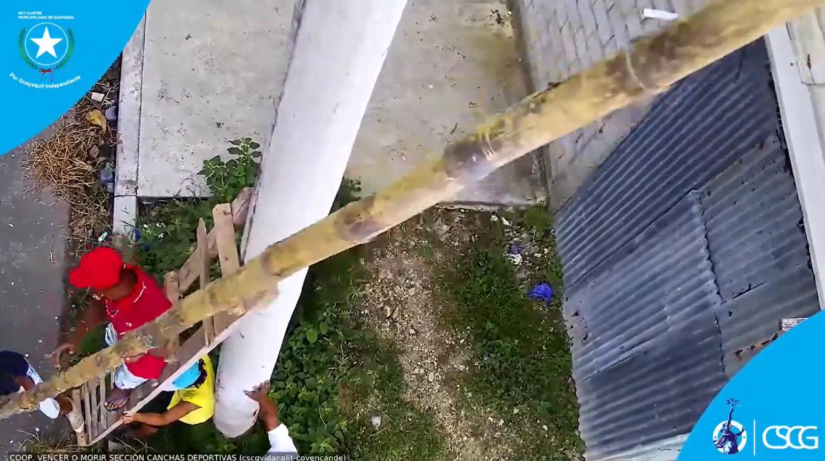 Hombres desconocidos utilizaron una escalera y un tronco para golpear la cámara de videovigilancia. Foto: CSCG