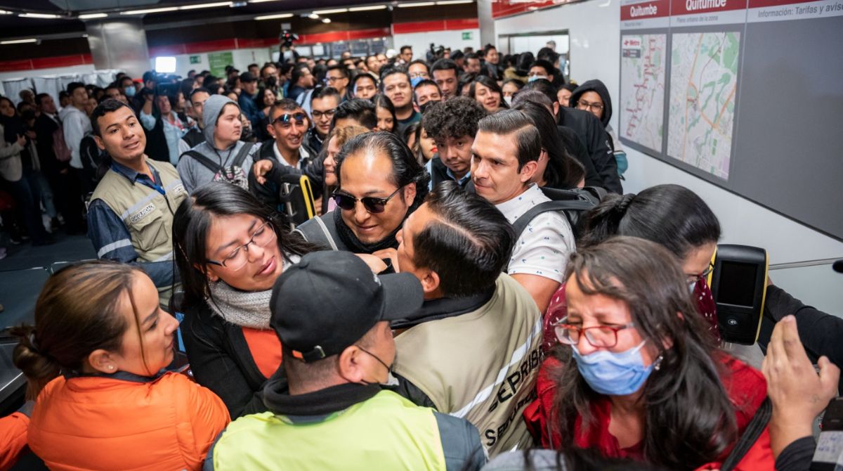 La primera semana de mayo, el Metro de Quito empezó a movilizar pasajeros y hubo problemas con el sistema de recaudo lo que ocasionó aglomeraciones y quejas. Carlos Noriega / EL COMERCIO