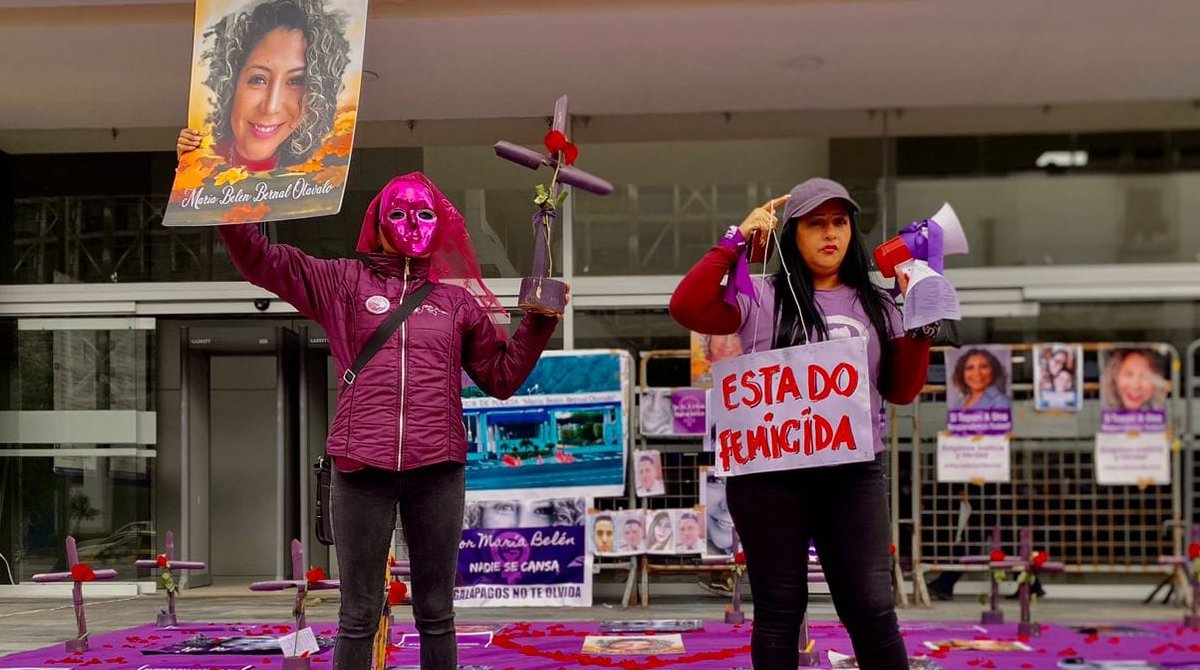 El juicio por el femicidio de María Belén Bernal convocó a familiares de otras víctimas. Las muertes violentas contra mujeres aumentan en Ecuador, en medio de la ola de violencia criminal. Cortesía: Movimiento de Mujeres de El Oro.