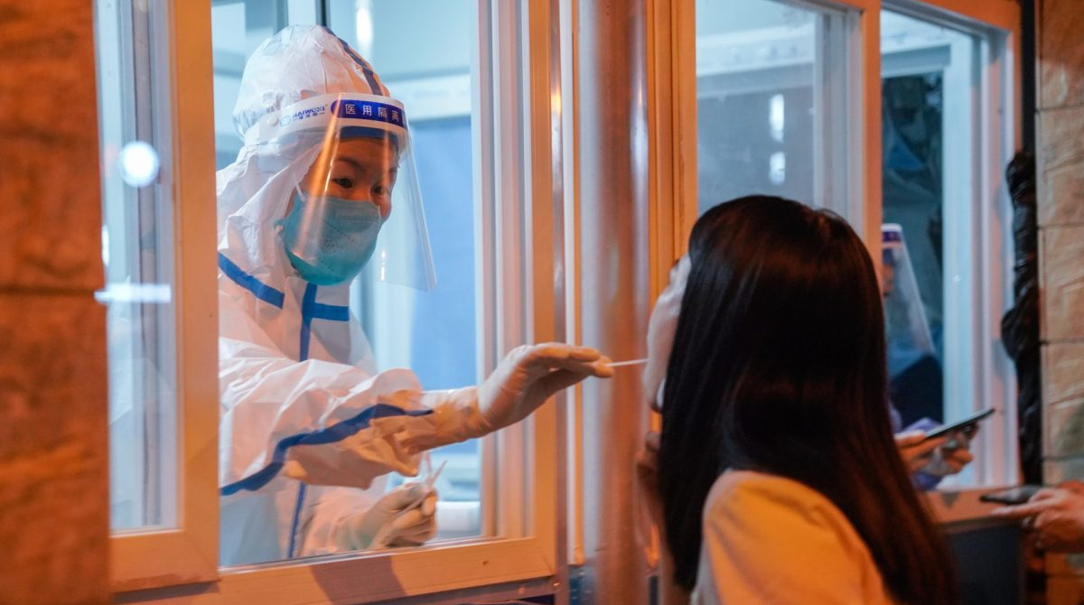 Un sanitario hace una prueba de covid en China. Foto: EFE
