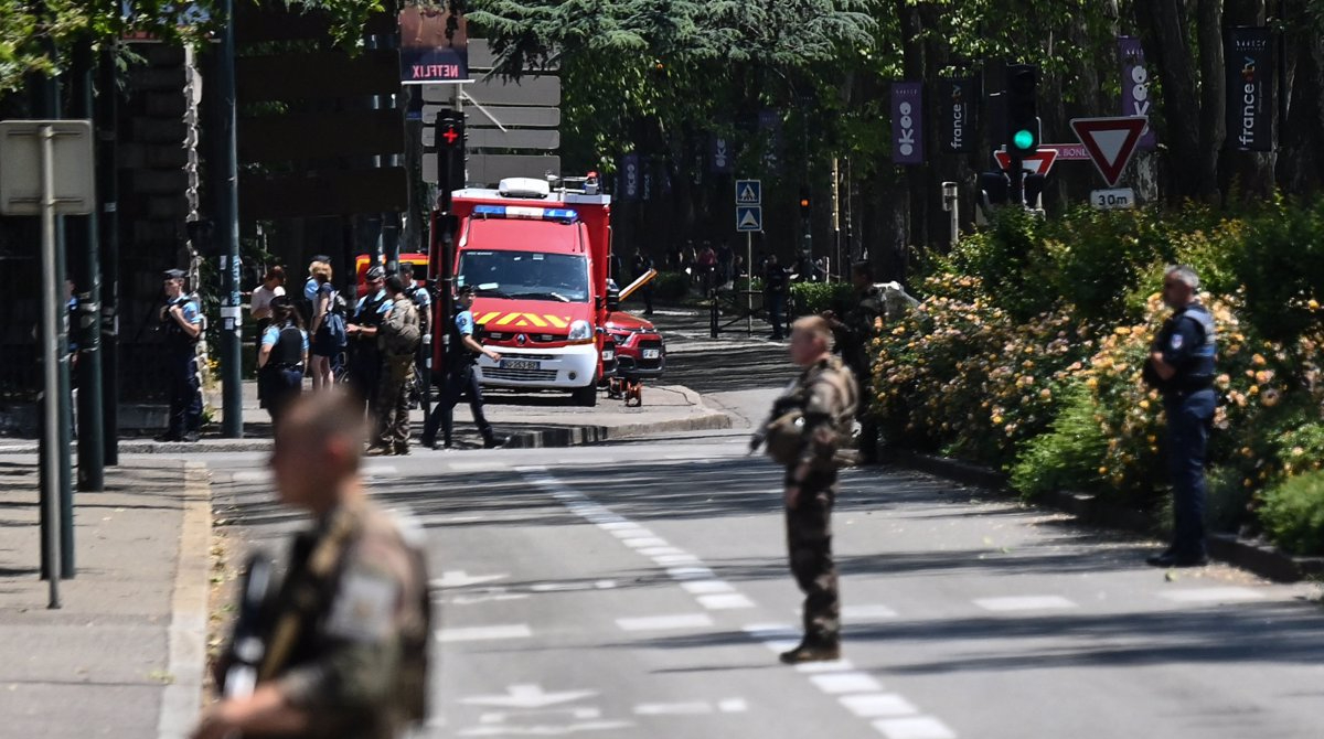Policías franceses junto a un camión de emergencia tras el crimen en Annecy, Francia. Foto: Europa press