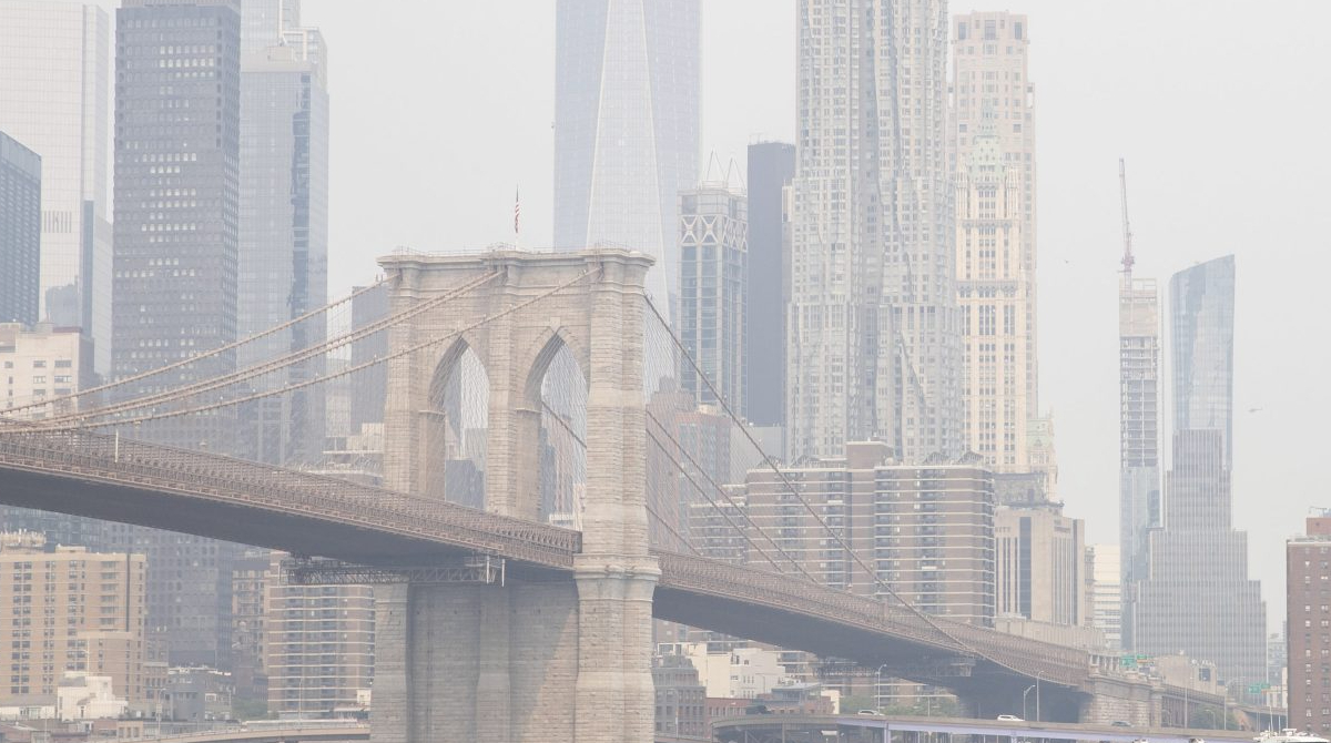 El humo de los incendios de Canadá afecta la vista y ambiente de Nueva York. Foto: EFE