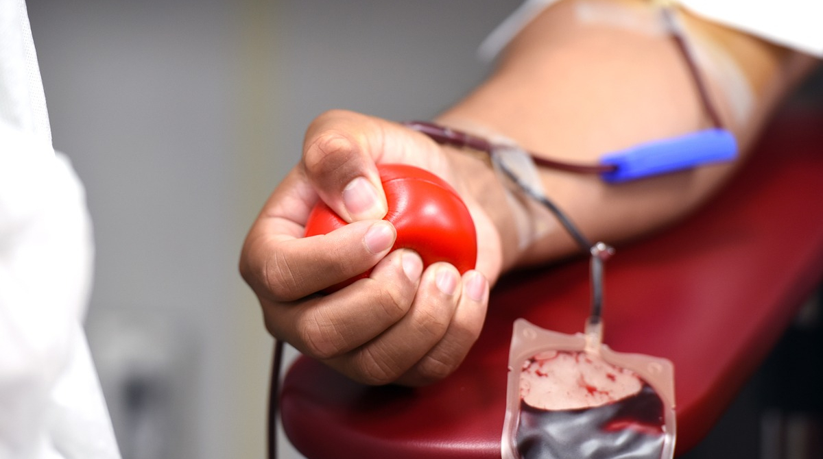 Mujer donando sangre. Foto: Pixabay