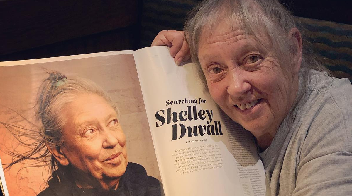 Shelley Duval recibe su copia del Hollywood Reporter. Foto: Instagram